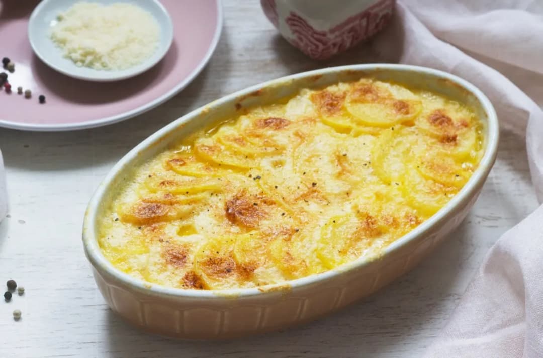 Zapiekanka ziemniaczana z surowych ziemniaków – łatwy przepis na smaczne danie