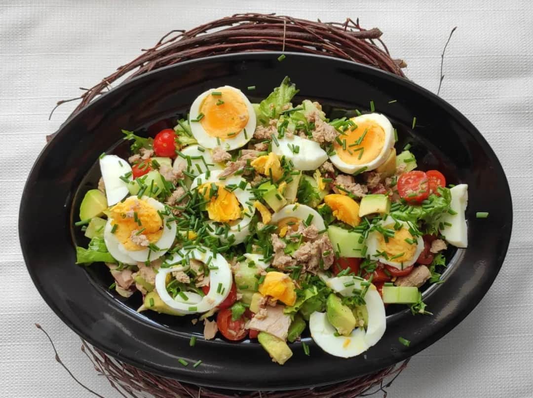 Jaki sos do sałatki z tuńczykiem? Odkryj najlepsze smaki i tekstury