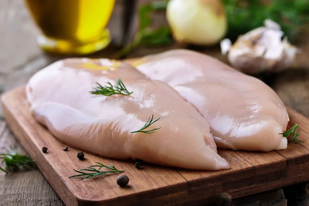 Ile gotować mięso z kurczaka, aby było soczyste i delikatne?