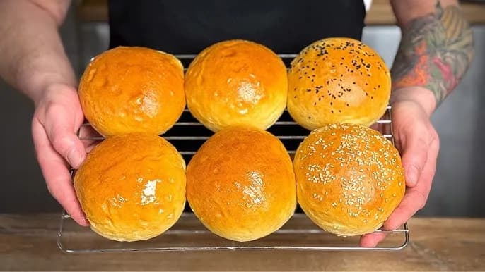 Jak przypiec bułki do hamburgerów, by były chrupiące i smaczne