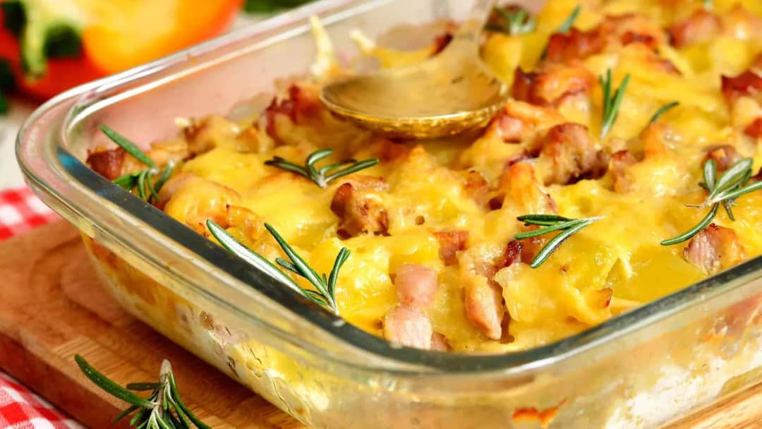 Zapiekanka ziemniaczana z pieczarkami i boczkiem – prosty przepis na smaczne danie