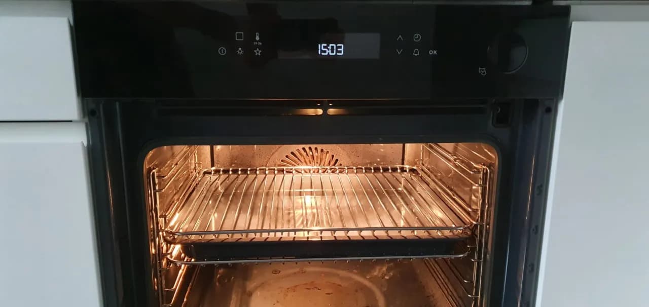 Skuteczne sposoby na to, czym najlepiej umyć piekarnik bez wysiłku