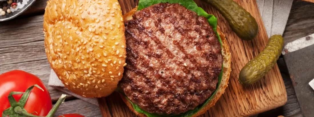 Jakie mięso na burgera? Odkryj najlepsze opcje dla smaku i soczystości