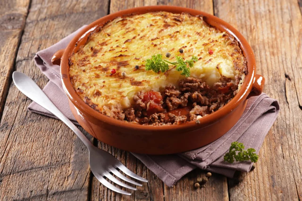 Jak zrobić sos do zapiekanki ziemniaczanej z mięsem mielonym, aby zachwycić smakami