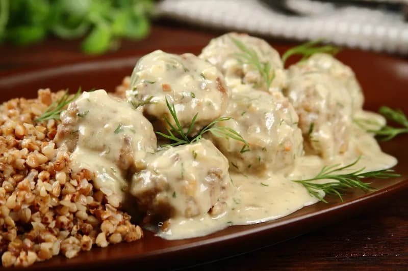 Z czym podawać pulpety w sosie koperkowym, aby zachwycić smakiem?