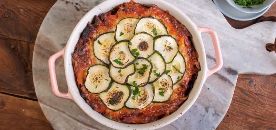 Prosta zapiekanka z makaronem, mięsem mielonym i cukinią, która zachwyca