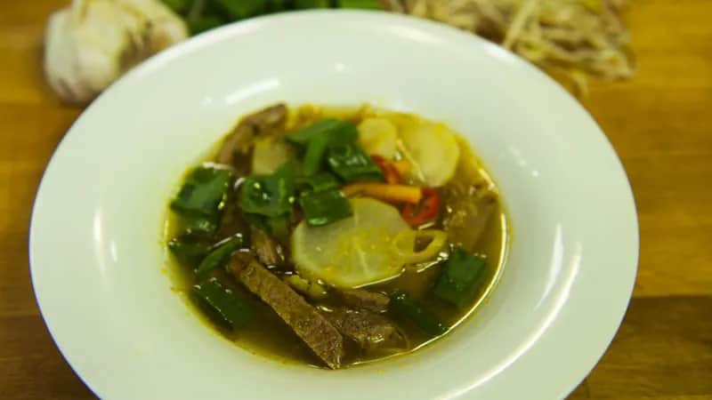 Proste przepisy na zupę z wołowiną i warzywami, które zachwycą