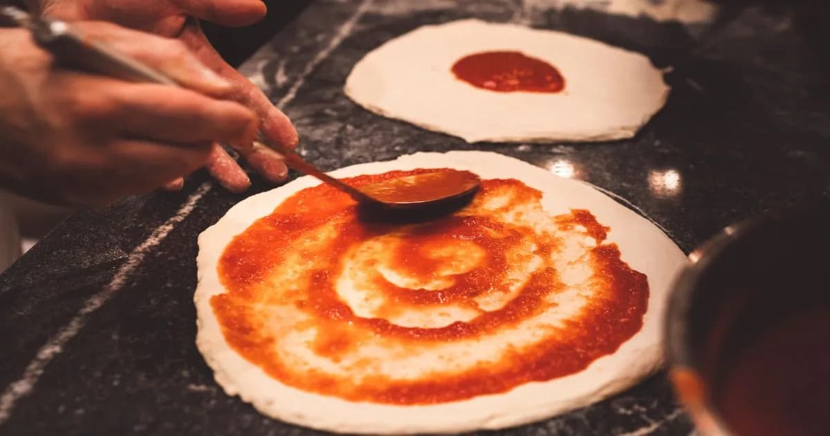 Sos do pizzy jak z pizzerii - idealny przepis na smak, który uwielbiasz