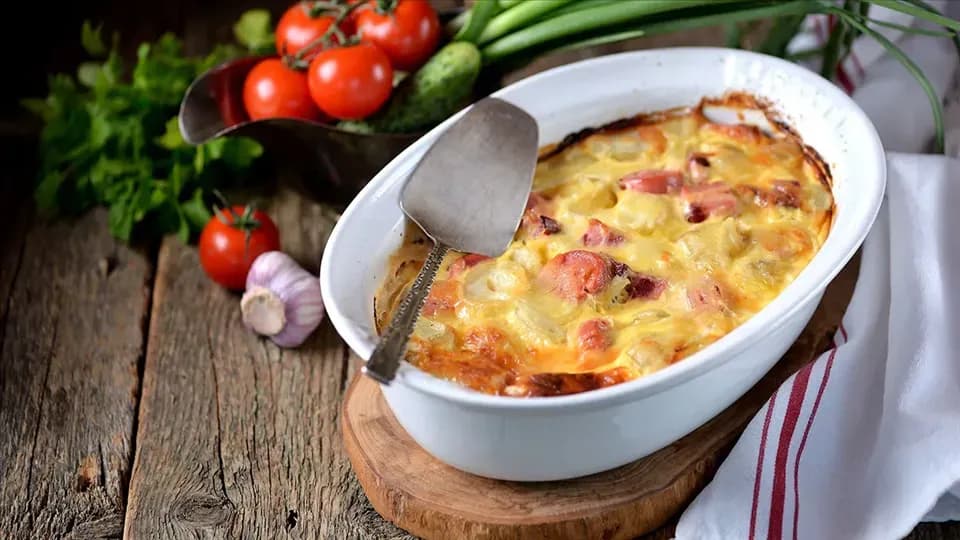 Pyszna zapiekanka z kiełbasą, ziemniakami i cebulą – prosty przepis