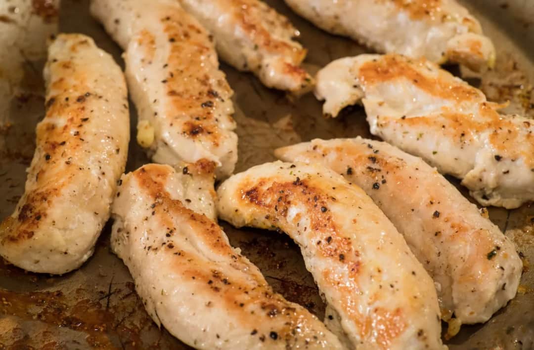 Ile piec polędwiczki z kurczaka w piekarniku, aby były soczyste?