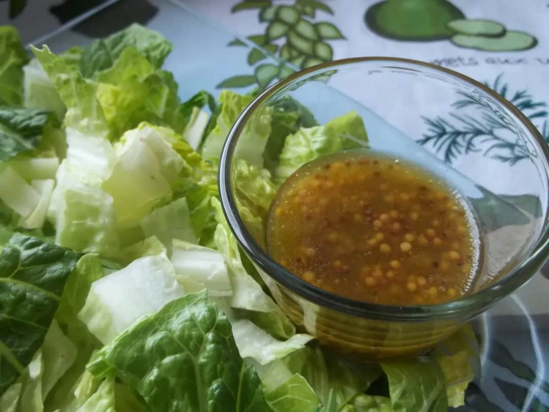 Prosty przepis na sos winegret z musztardą, który zachwyci smakiem