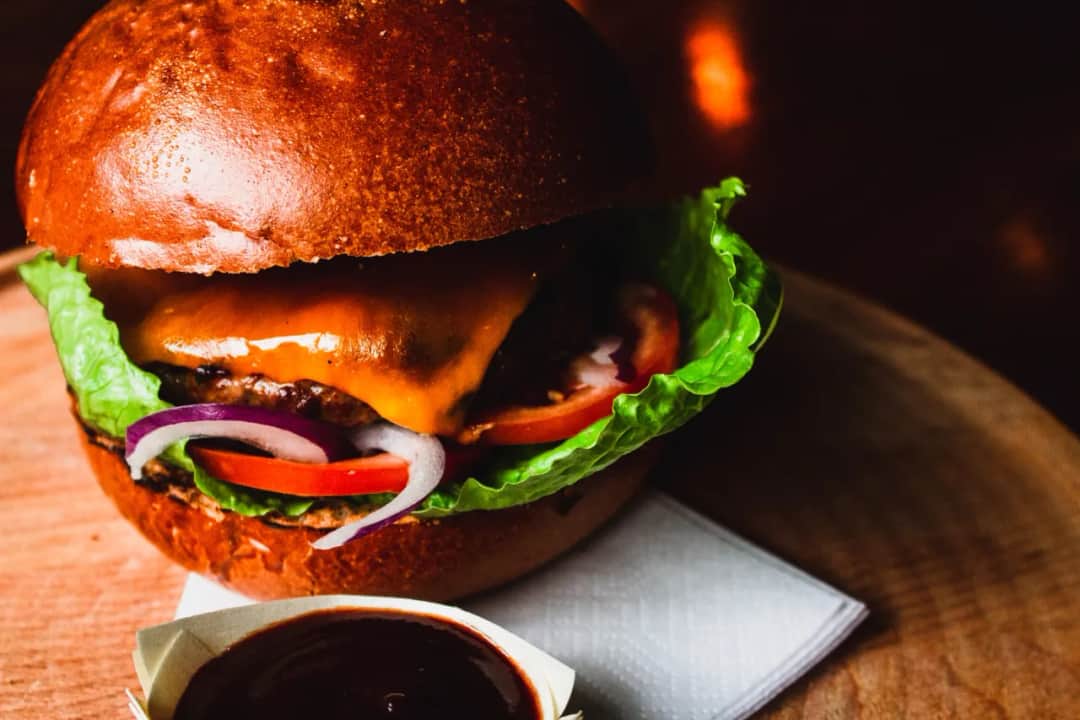 Jakie dodatki do burgera poprawią smak i zachwycą gości