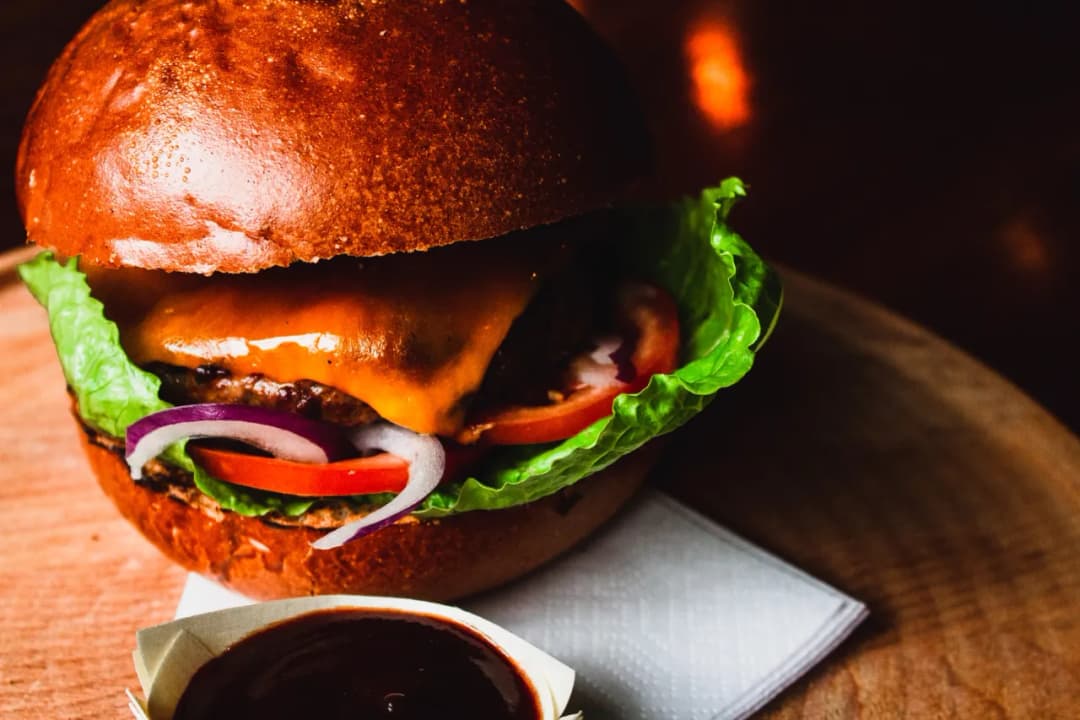 Jakie dodatki do burgera poprawią smak i zachwycą gości