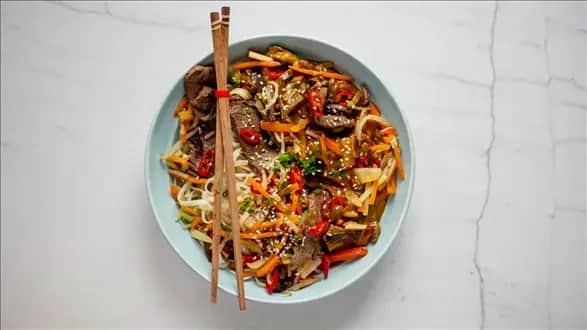 Jaki sos do makaronu z warzywami? Odkryj pyszne przepisy i porady