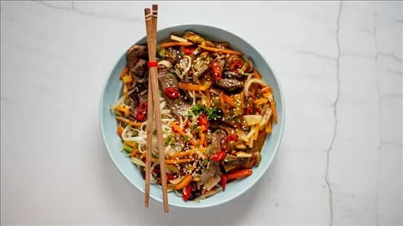 Jaki sos do makaronu z warzywami? Odkryj pyszne przepisy i porady