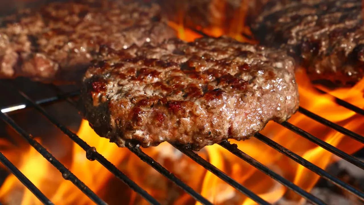 Jak smażyć hamburgery, aby były soczyste i pełne smaku?