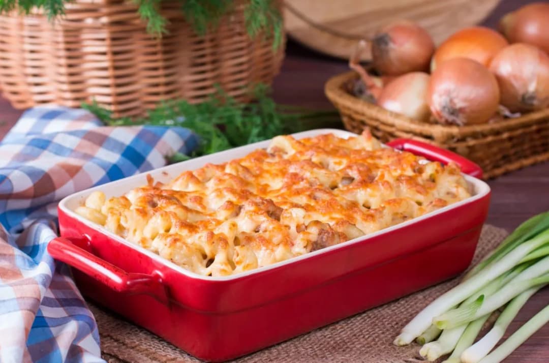 Prosta zapiekanka makaronowa z kurczakiem i warzywami w sosie śmietanowym