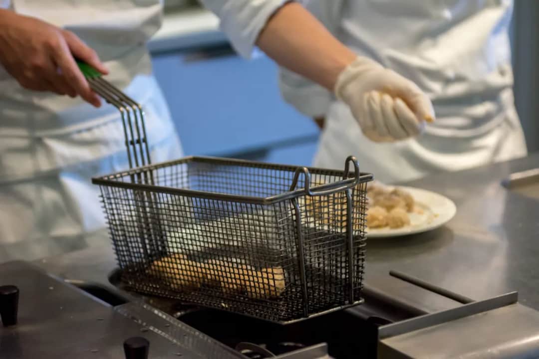 Jaka temperatura oleju do frytek, aby uzyskać idealną chrupkość?