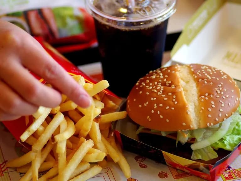 Ile kalorii ma burger drwala? Zaskakujące fakty o jego kaloryczności